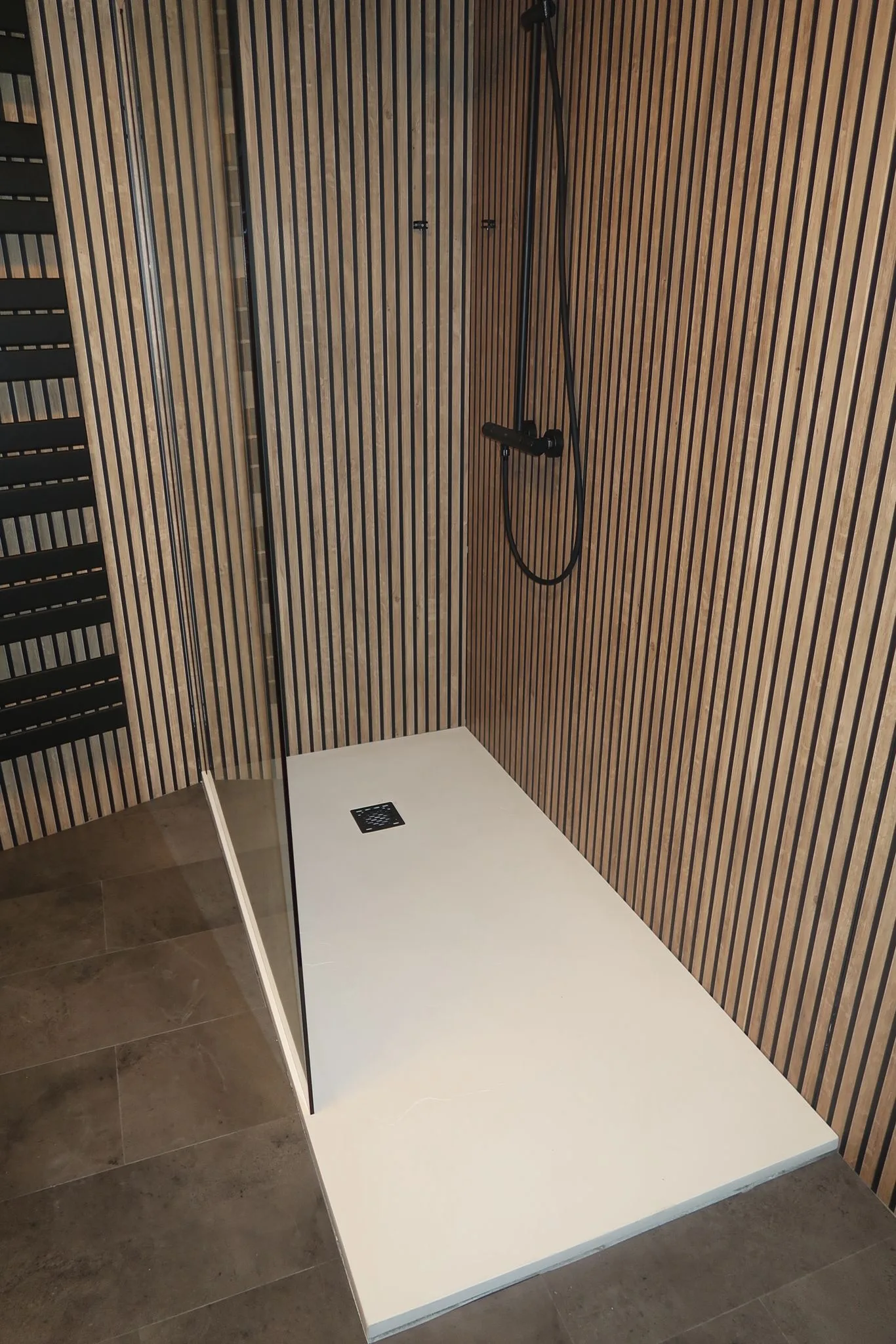 Veilige instap bad met drempelloze douche