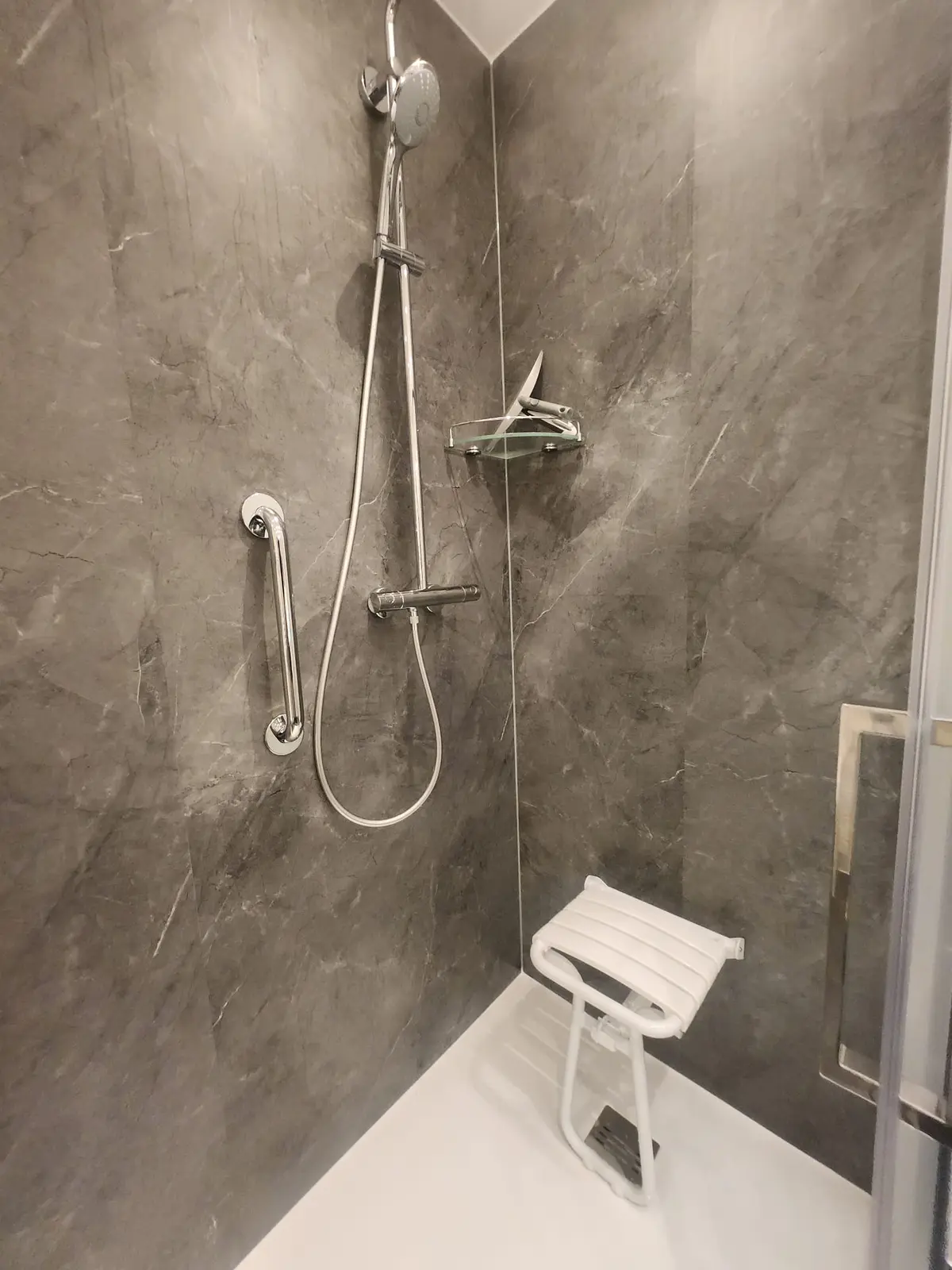 Marmerlook inloopdouche na renovatie