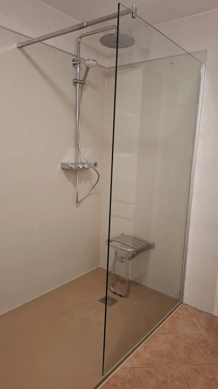 Houtlook wastafelmeubel na renovatie