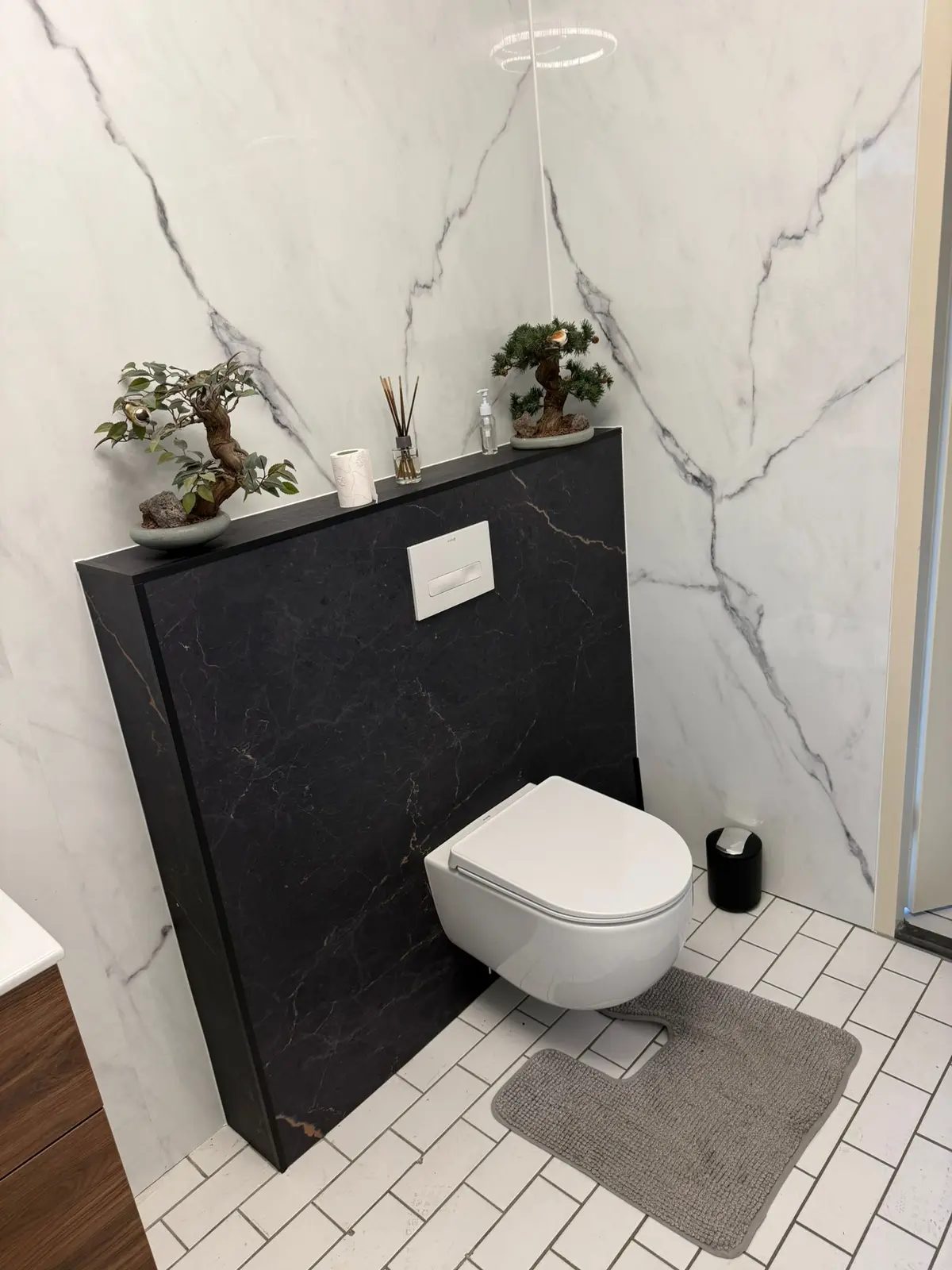 Marmerlook badkamer na renovatie