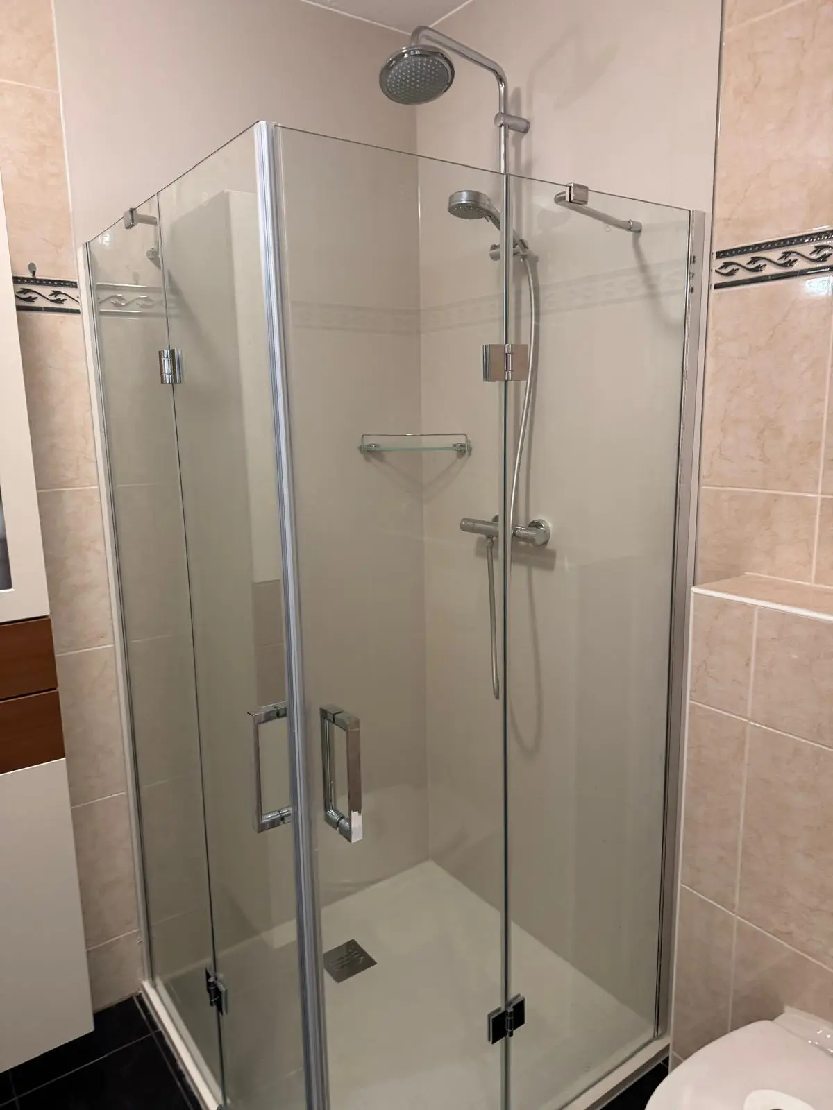 Marmerlook badkamer na renovatie