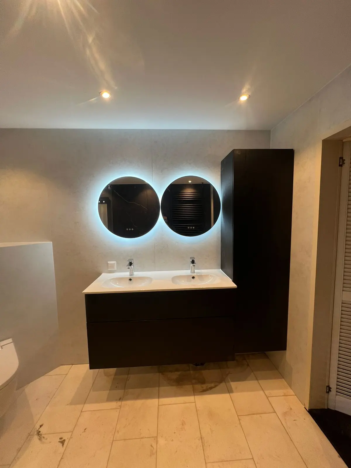 Marmerlook badkamer na renovatie