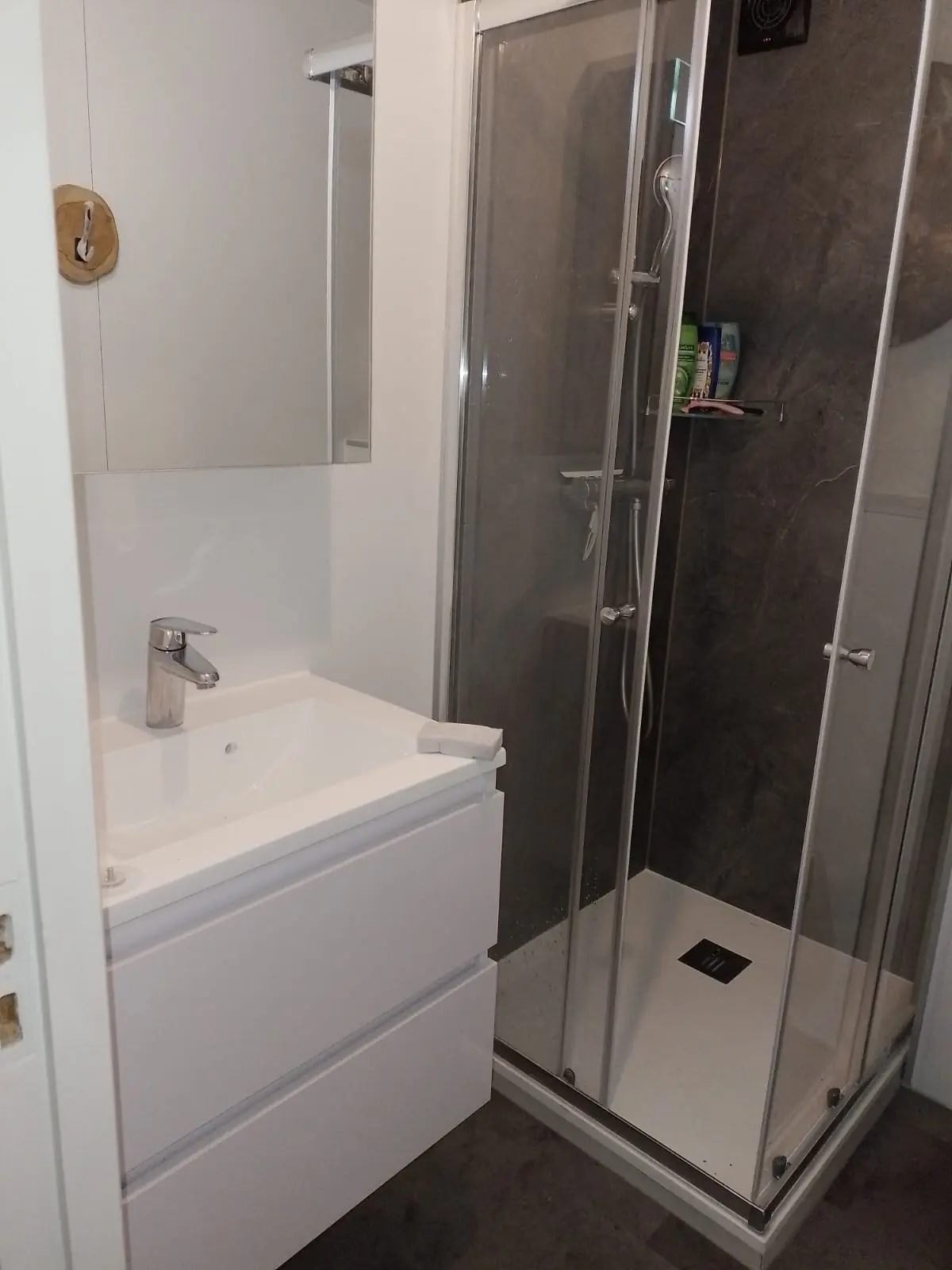 Marmerlook badkamer na renovatie