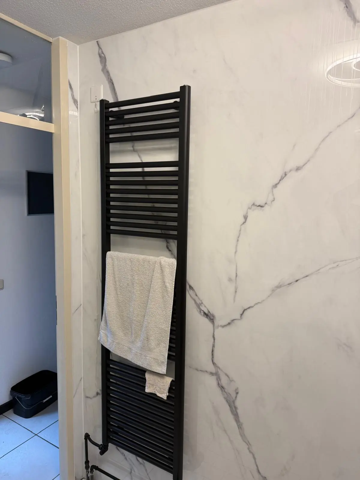 Marmerlook badkamer na renovatie