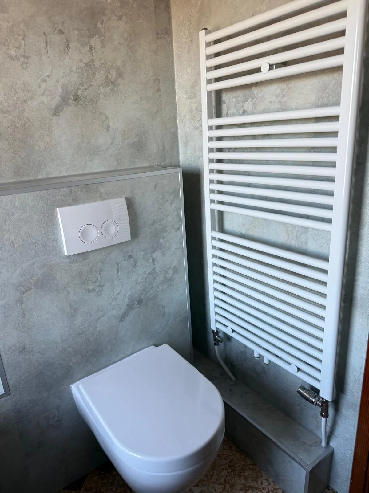 Marmerlook badkamer na renovatie