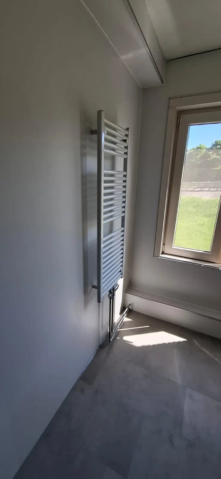Marmerlook badkamer na renovatie