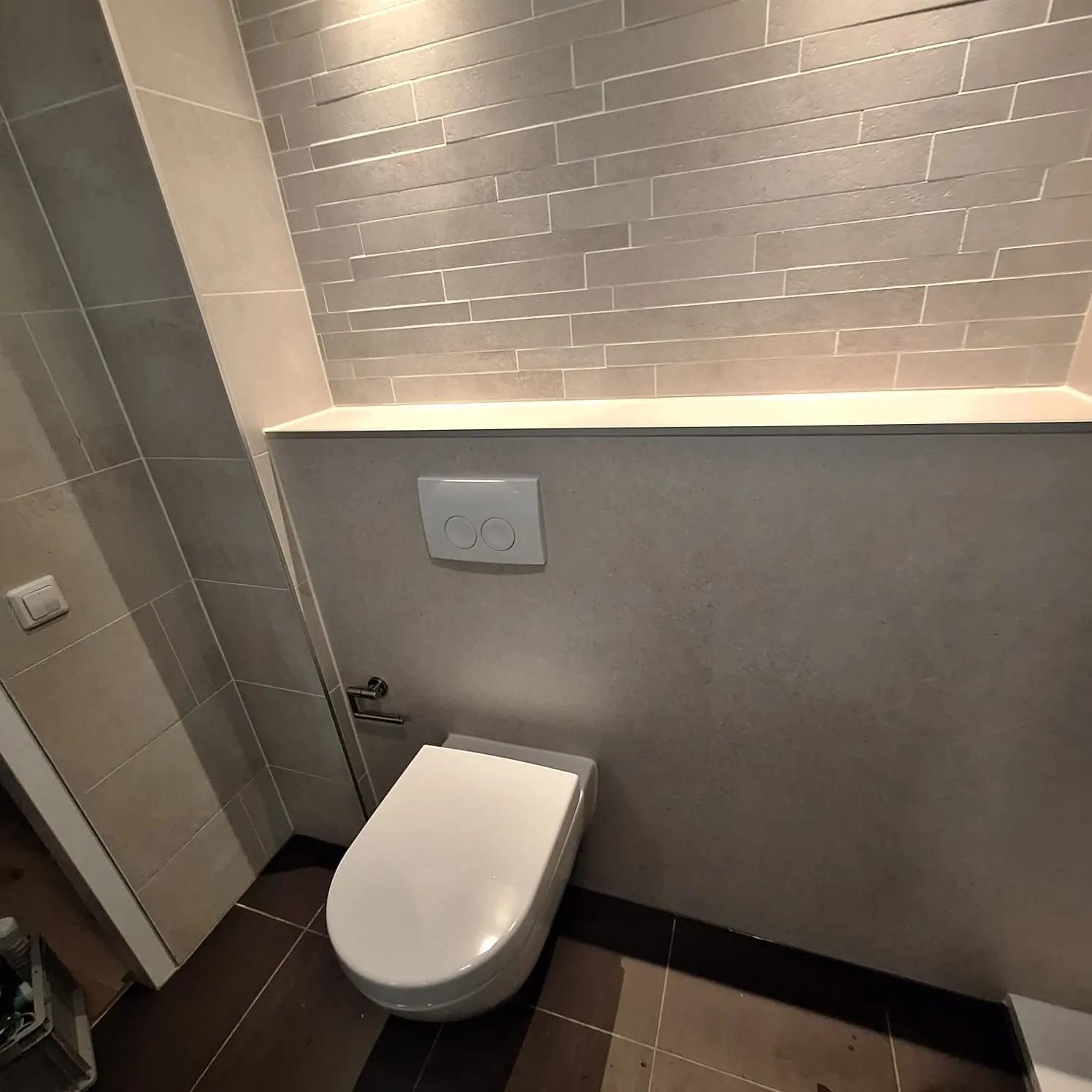 Marmerlook badkamer na renovatie