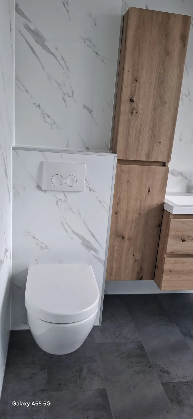 Marmerlook badkamer na renovatie