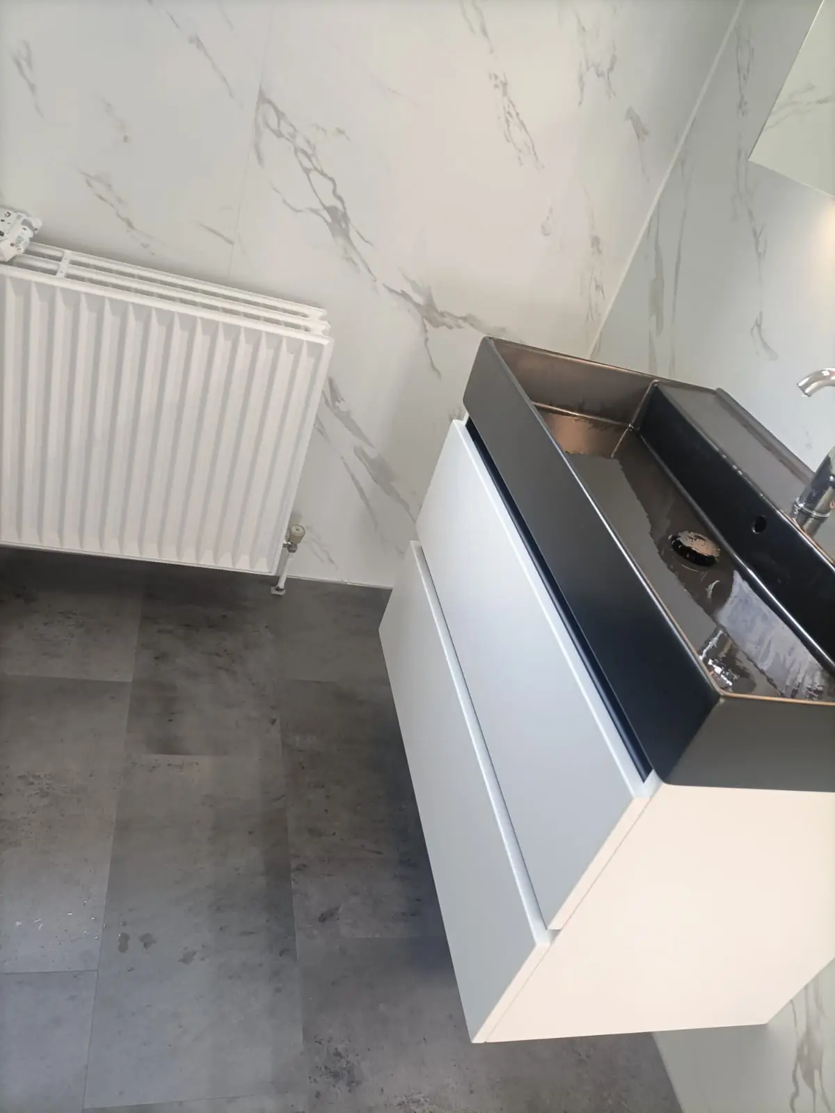 Marmerlook badkamer na renovatie