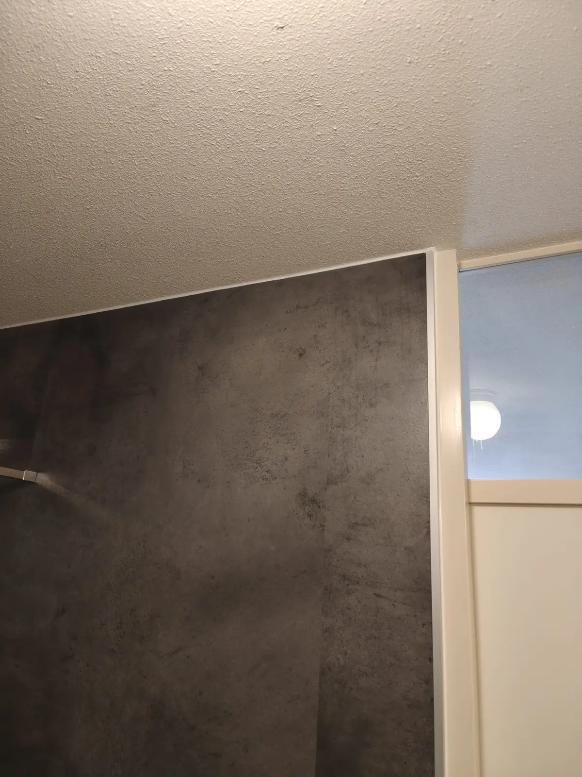 Marmerlook badkamer na renovatie