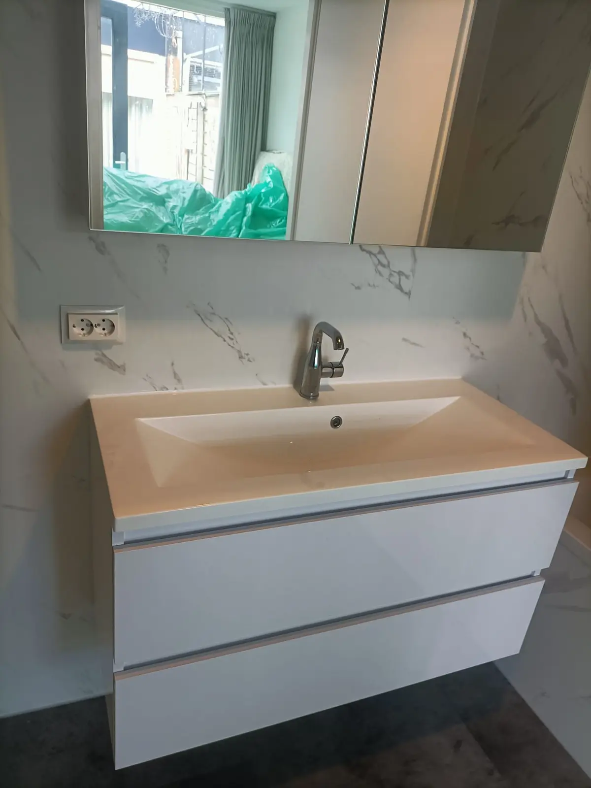 Marmerlook badkamer na renovatie