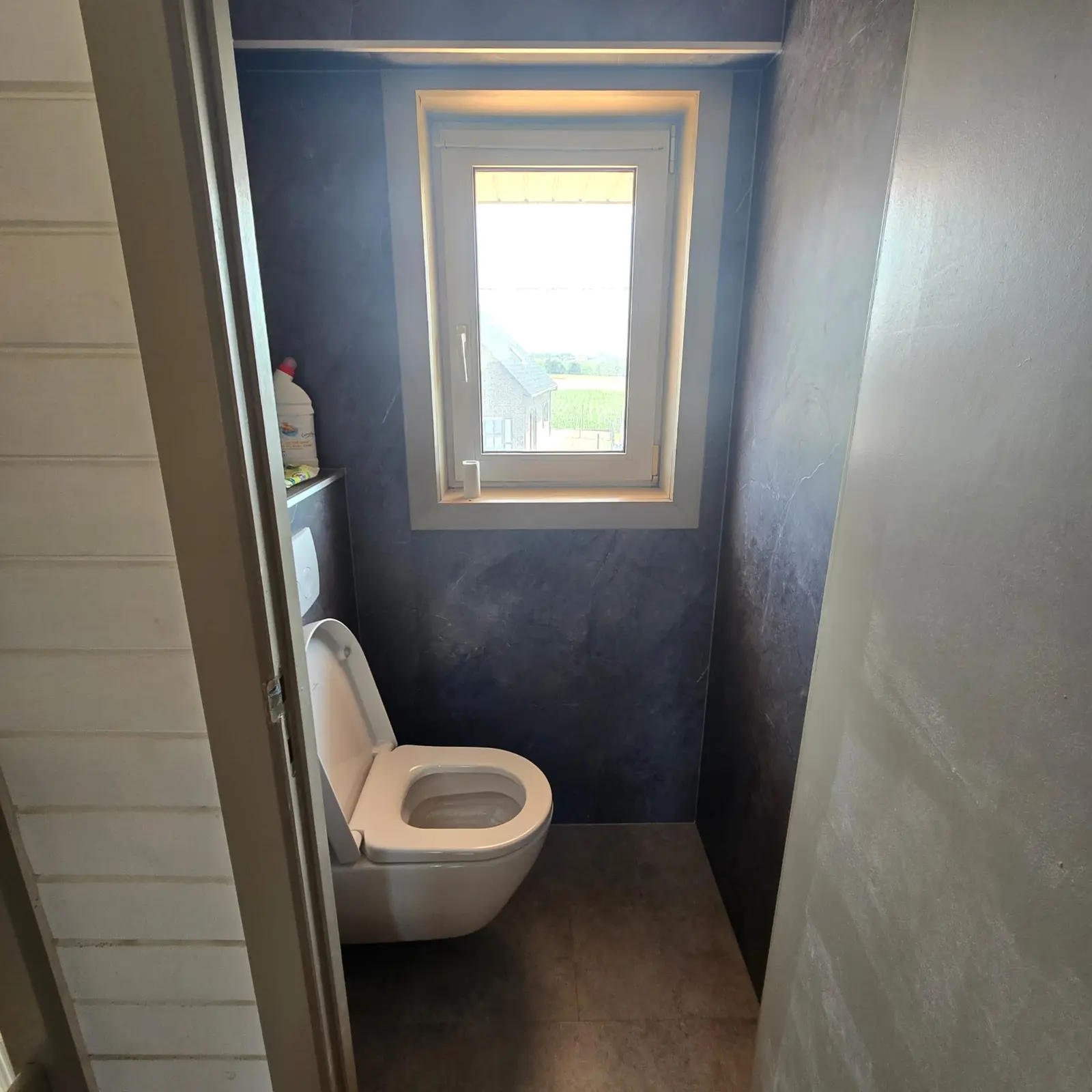 Marmerlook badkamer na renovatie