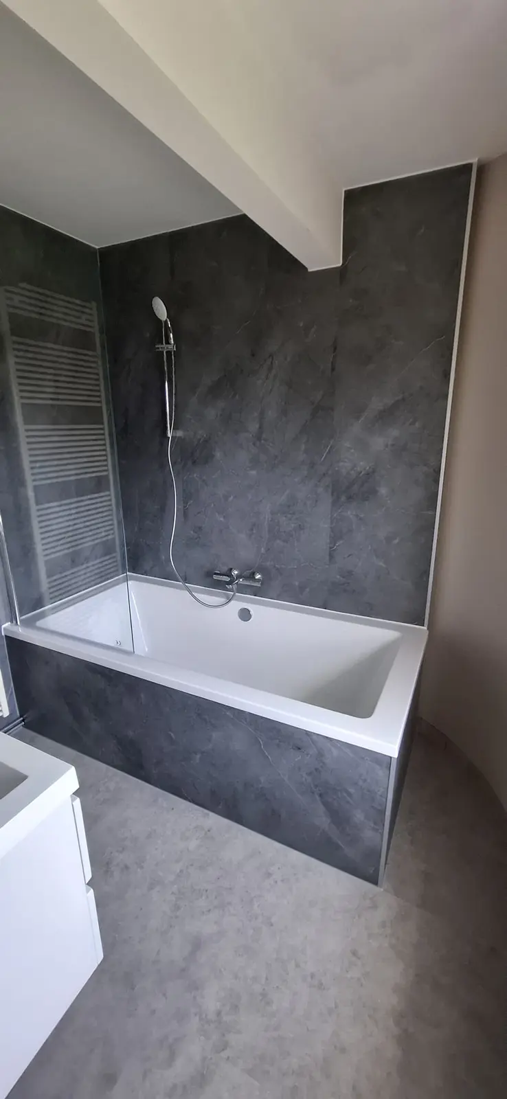 Marmerlook badkamer na renovatie