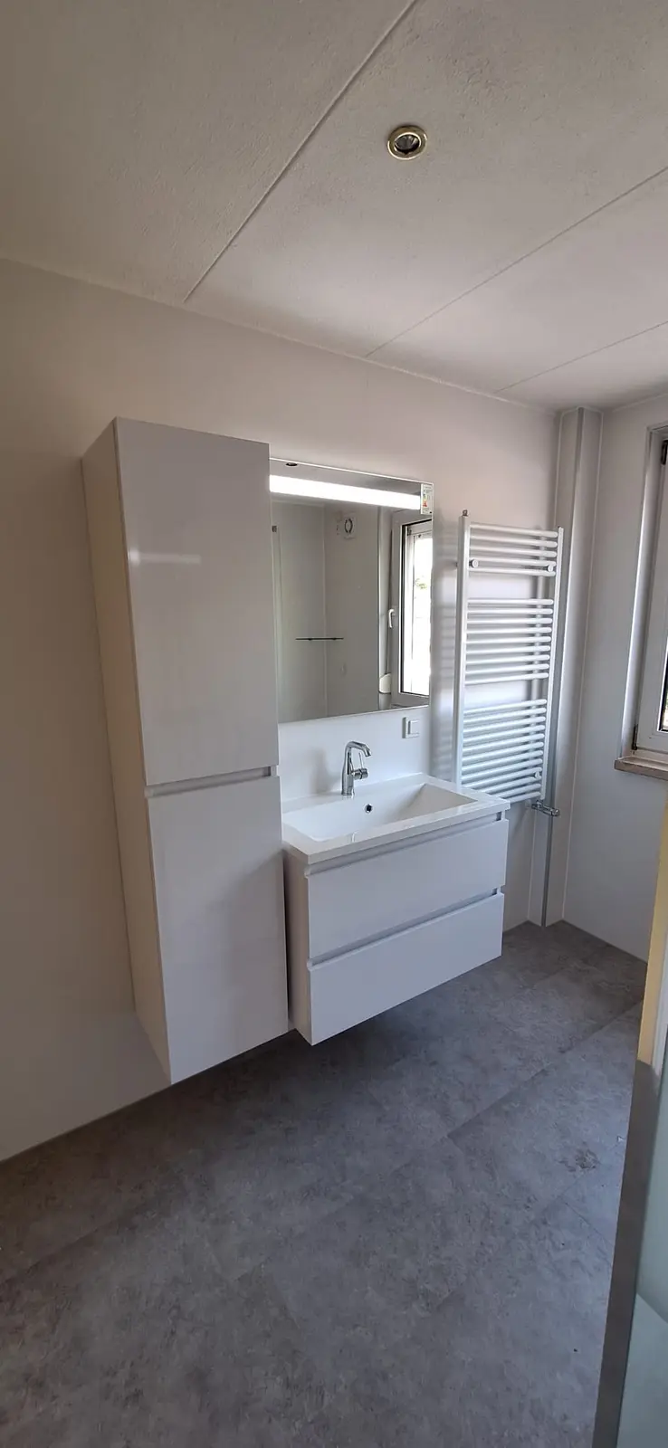 Marmerlook badkamer na renovatie