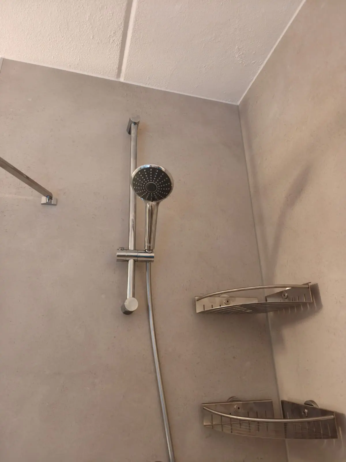 Marmerlook badkamer na renovatie