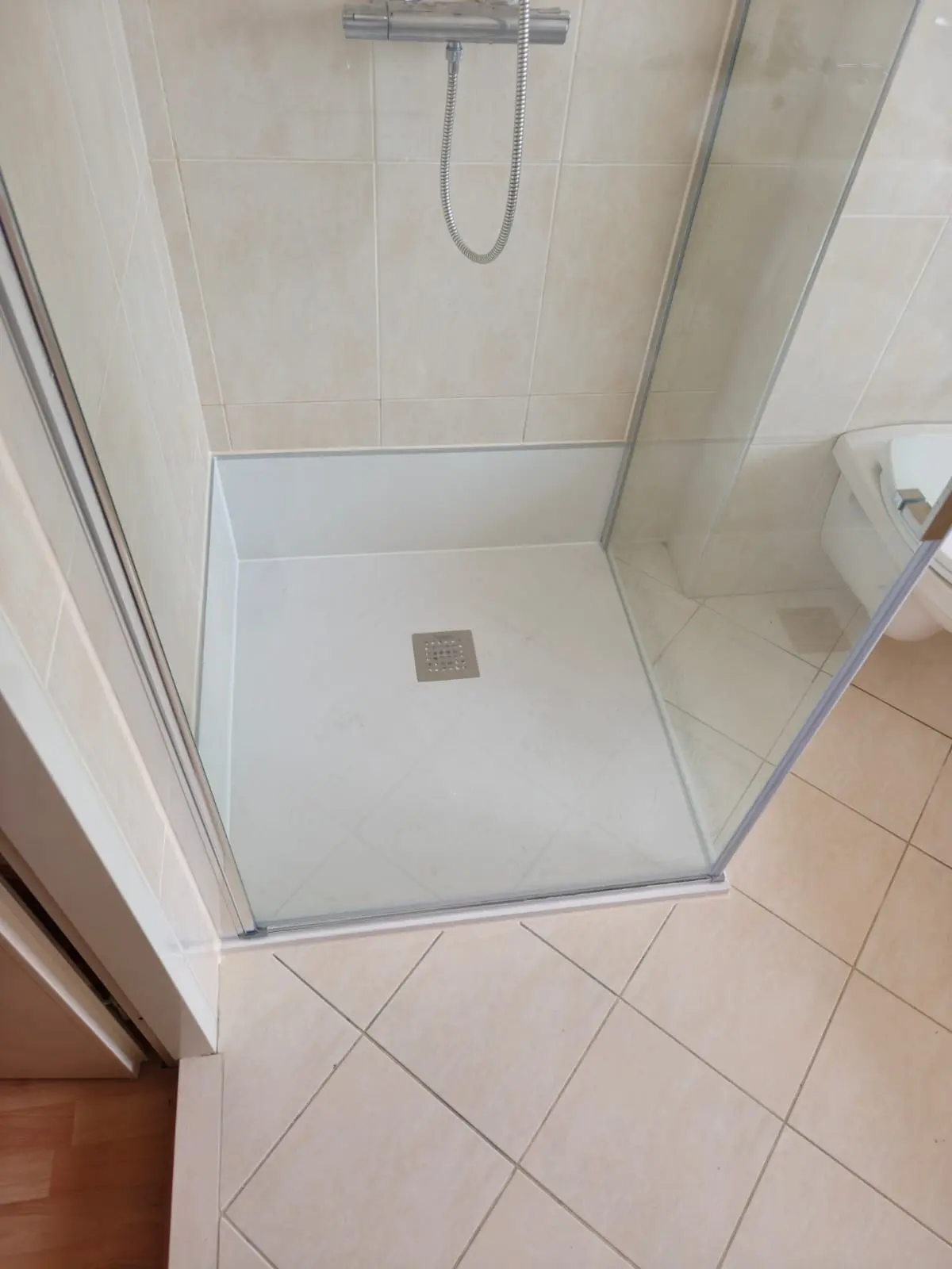 Marmerlook badkamer na renovatie