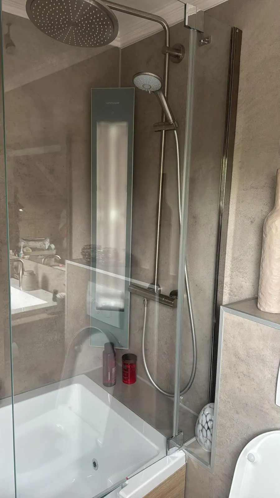 Marmerlook badkamer na renovatie