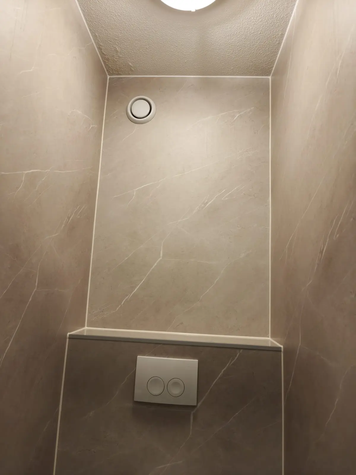Marmerlook badkamer na renovatie
