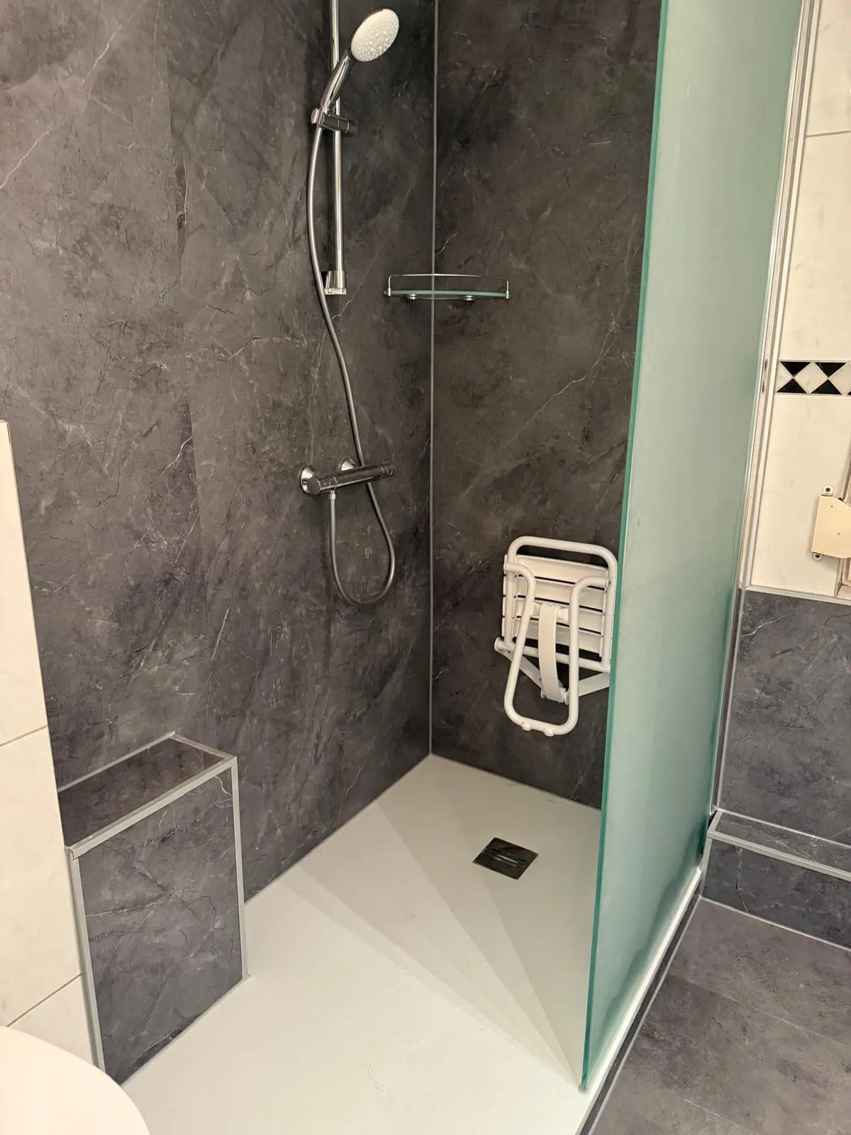 Marmerlook badkamer na renovatie