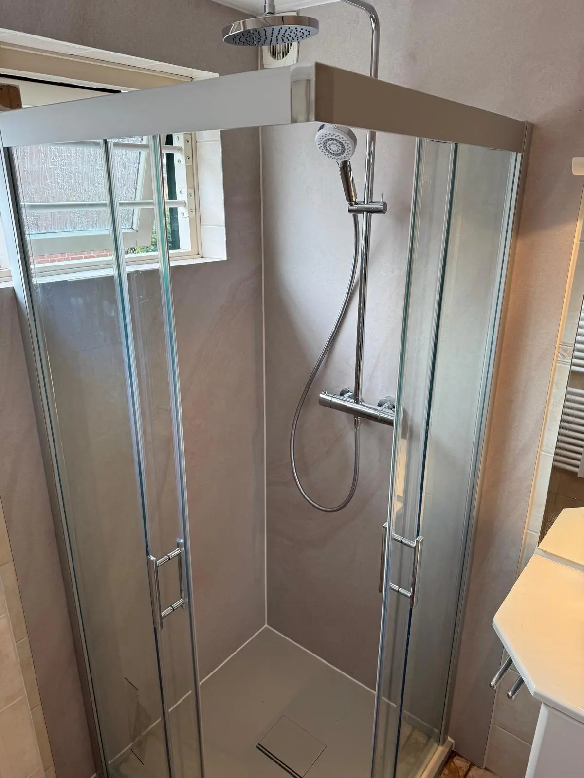 Marmerlook badkamer na renovatie