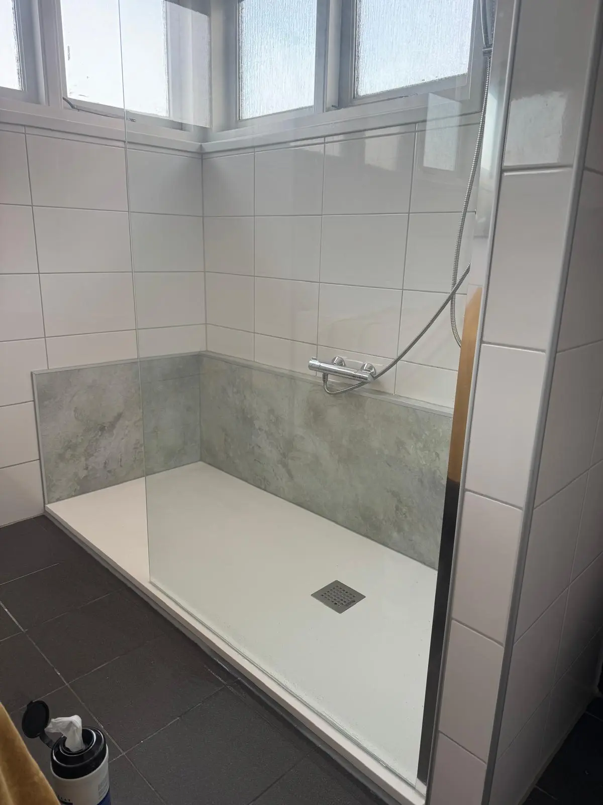 Marmerlook badkamer na renovatie