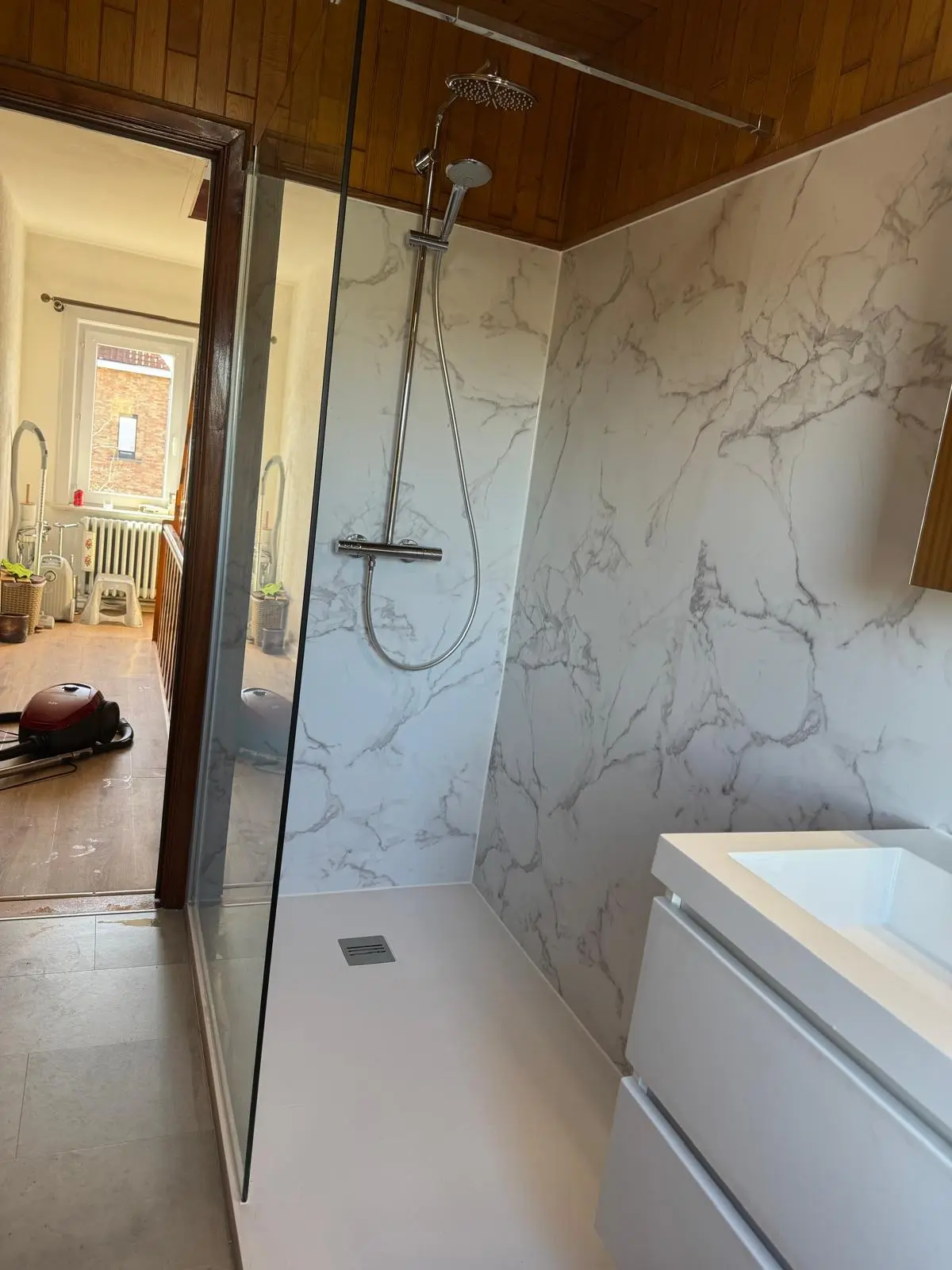 Marmerlook badkamer na renovatie