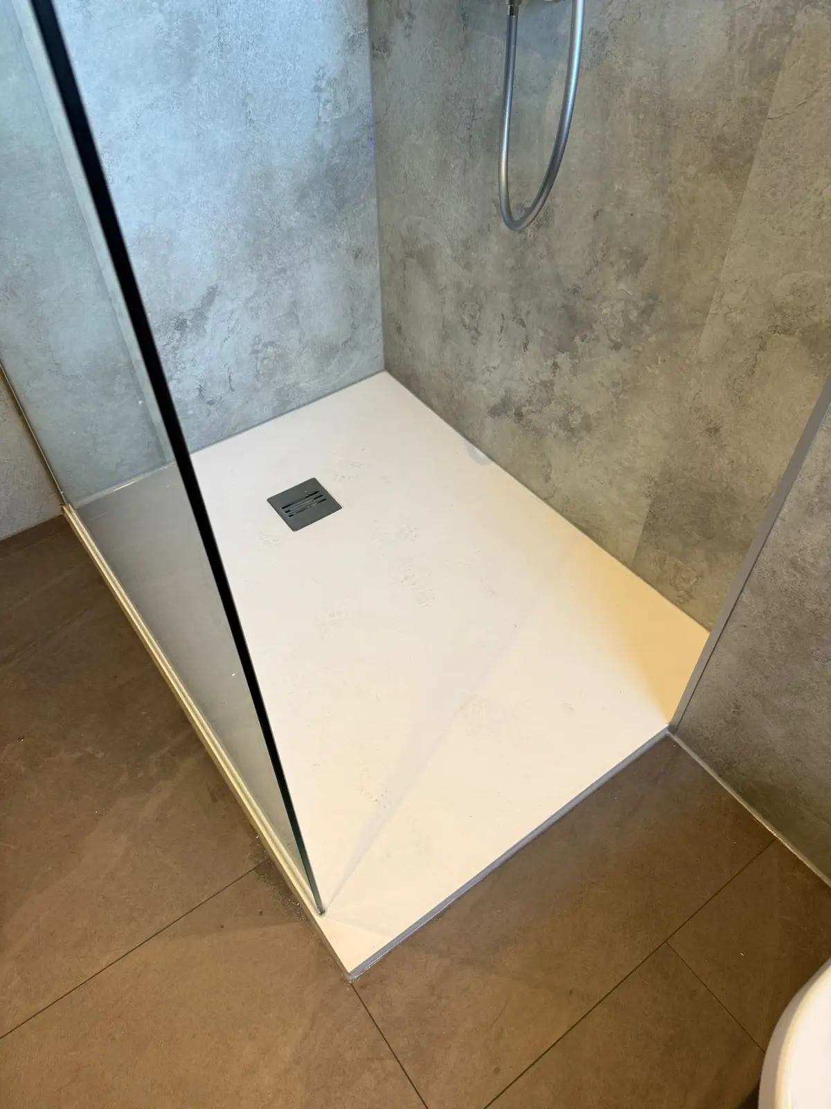 Marmerlook badkamer na renovatie