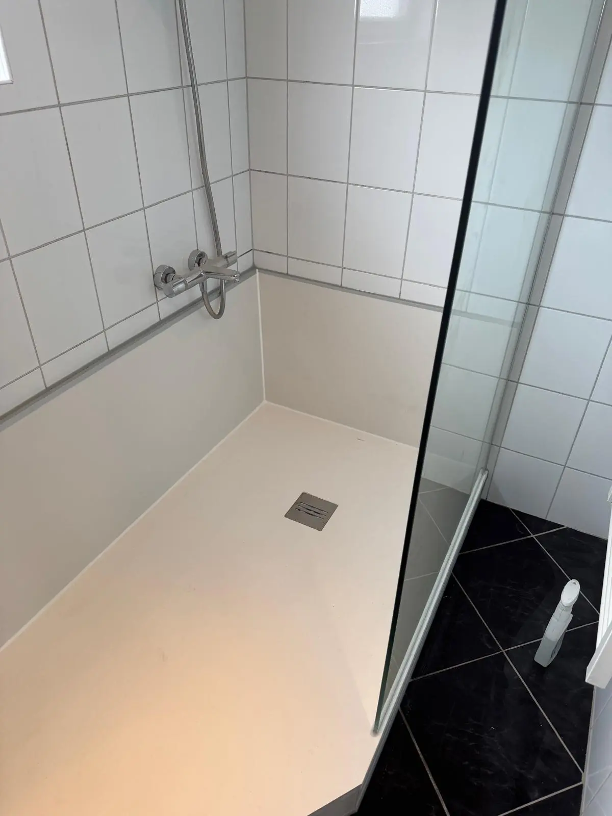 Marmerlook badkamer na renovatie