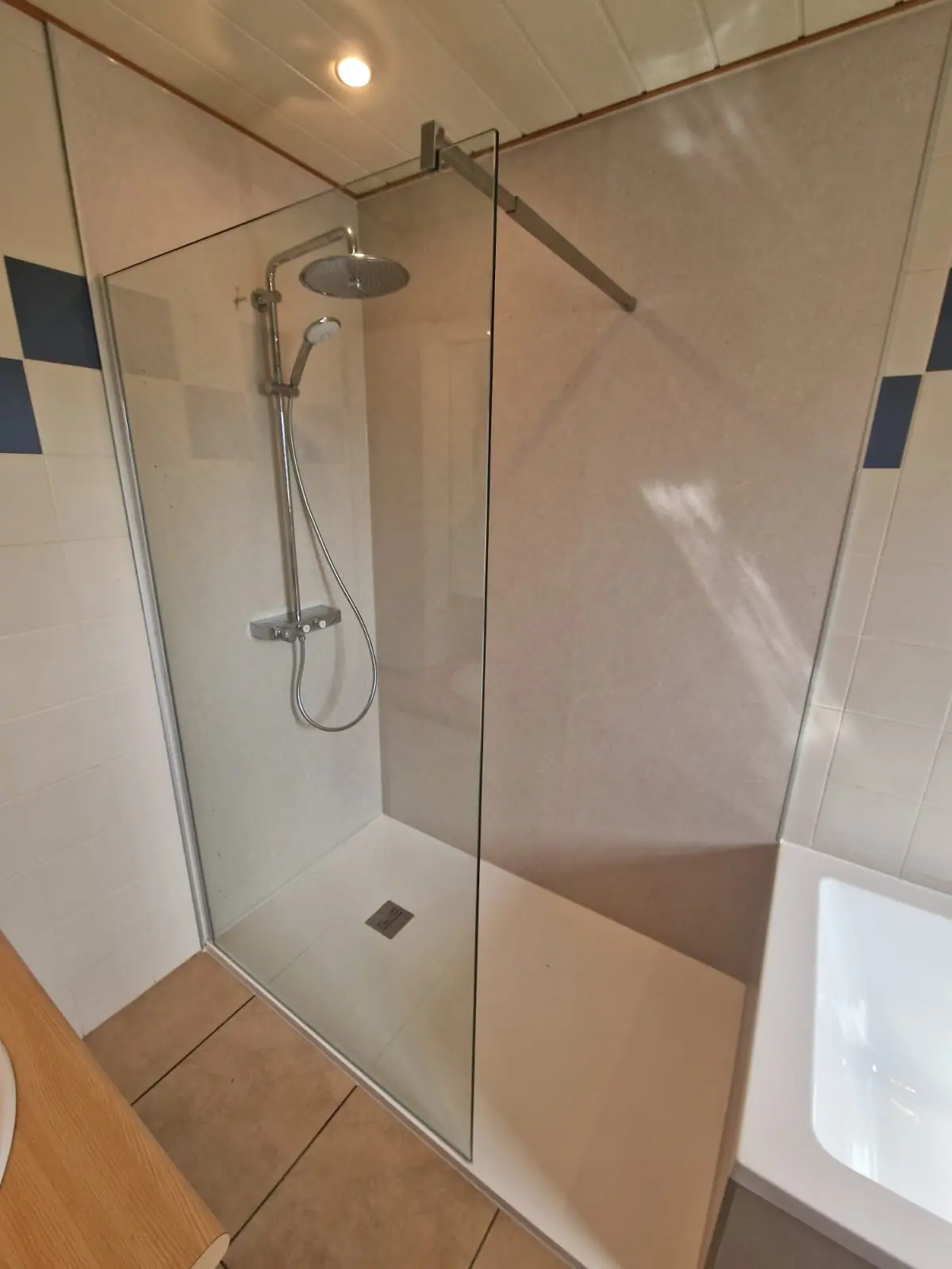 Marmerlook badkamer na renovatie
