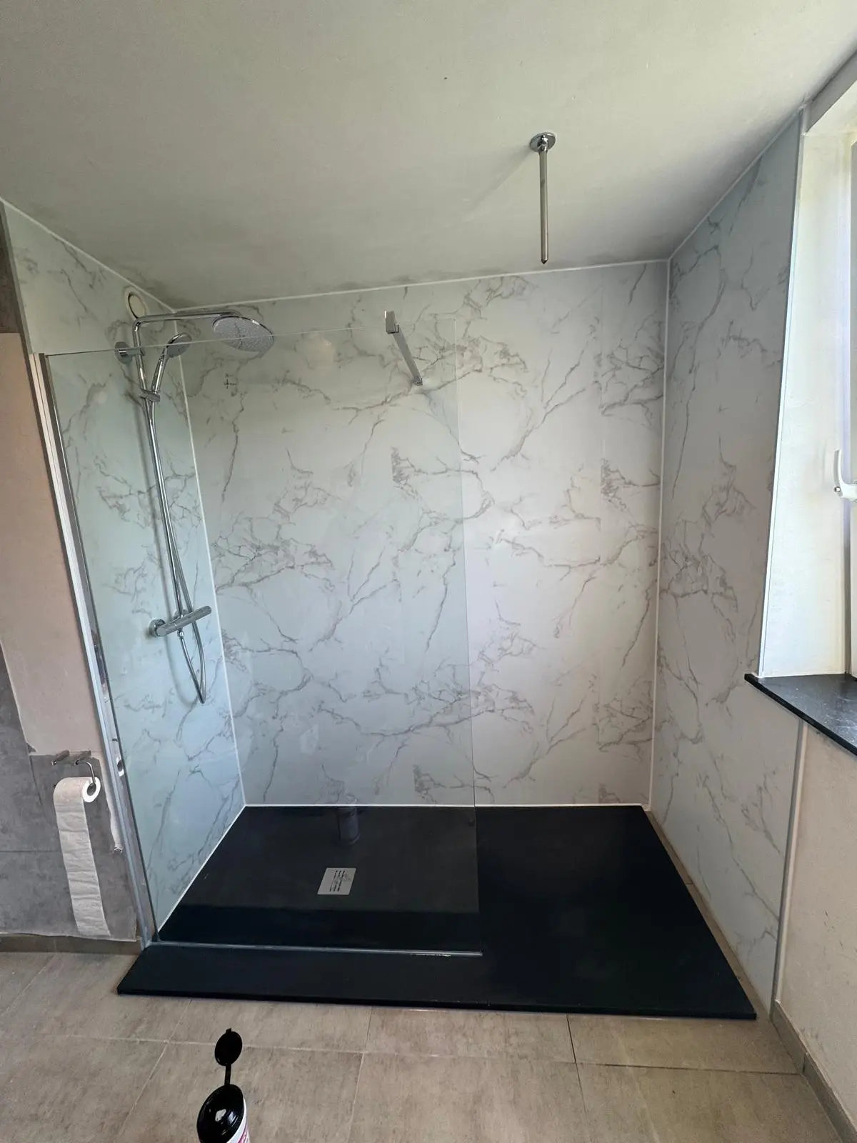 Marmerlook badkamer na renovatie