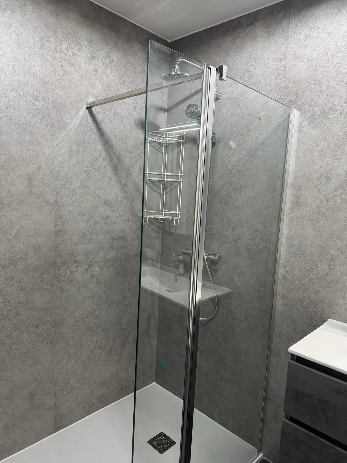 Marmerlook badkamer na renovatie