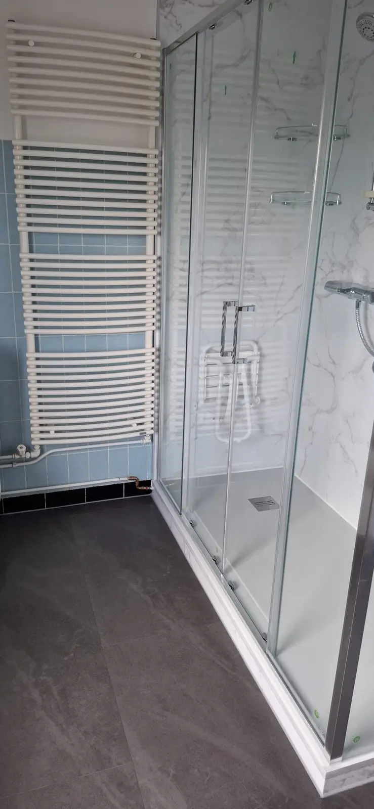 Marmerlook badkamer na renovatie