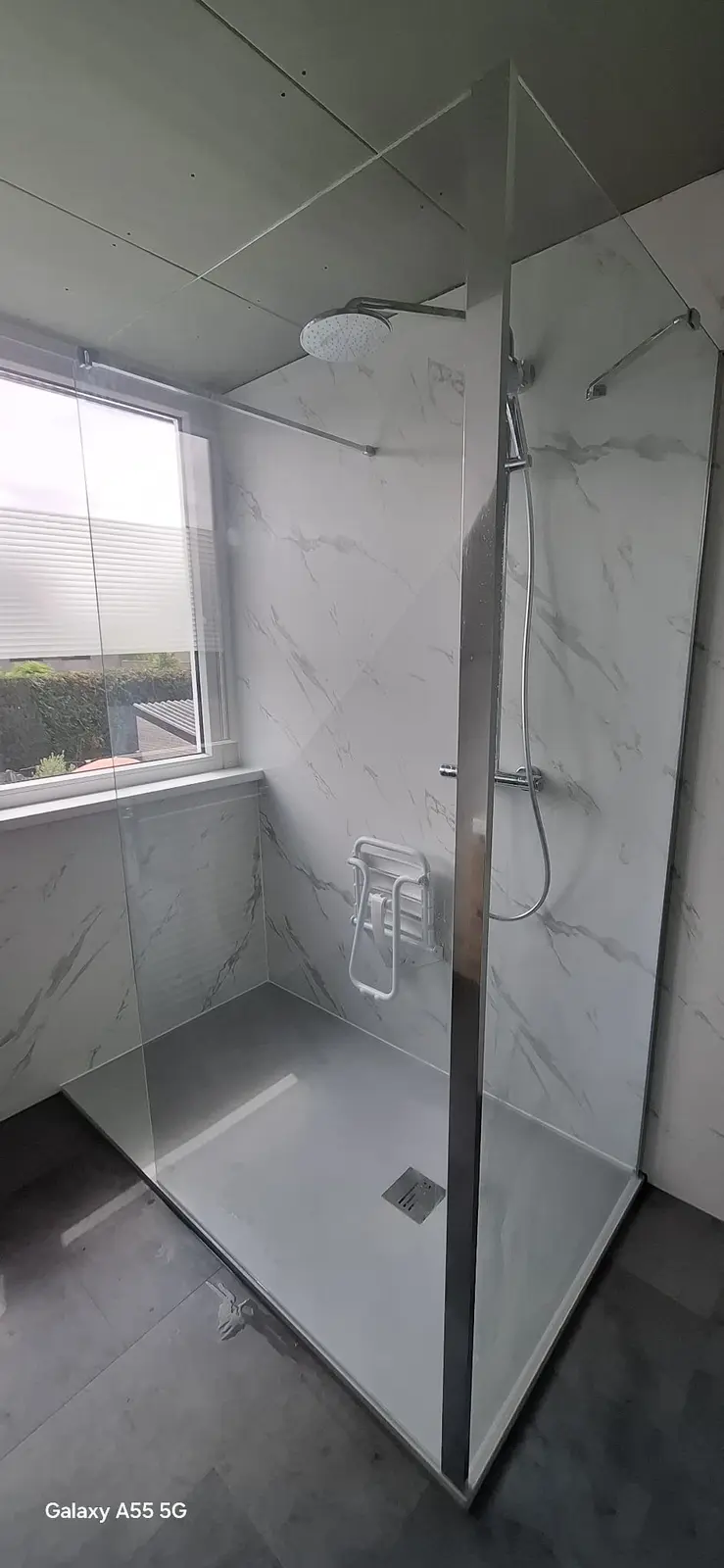 Marmerlook badkamer na renovatie