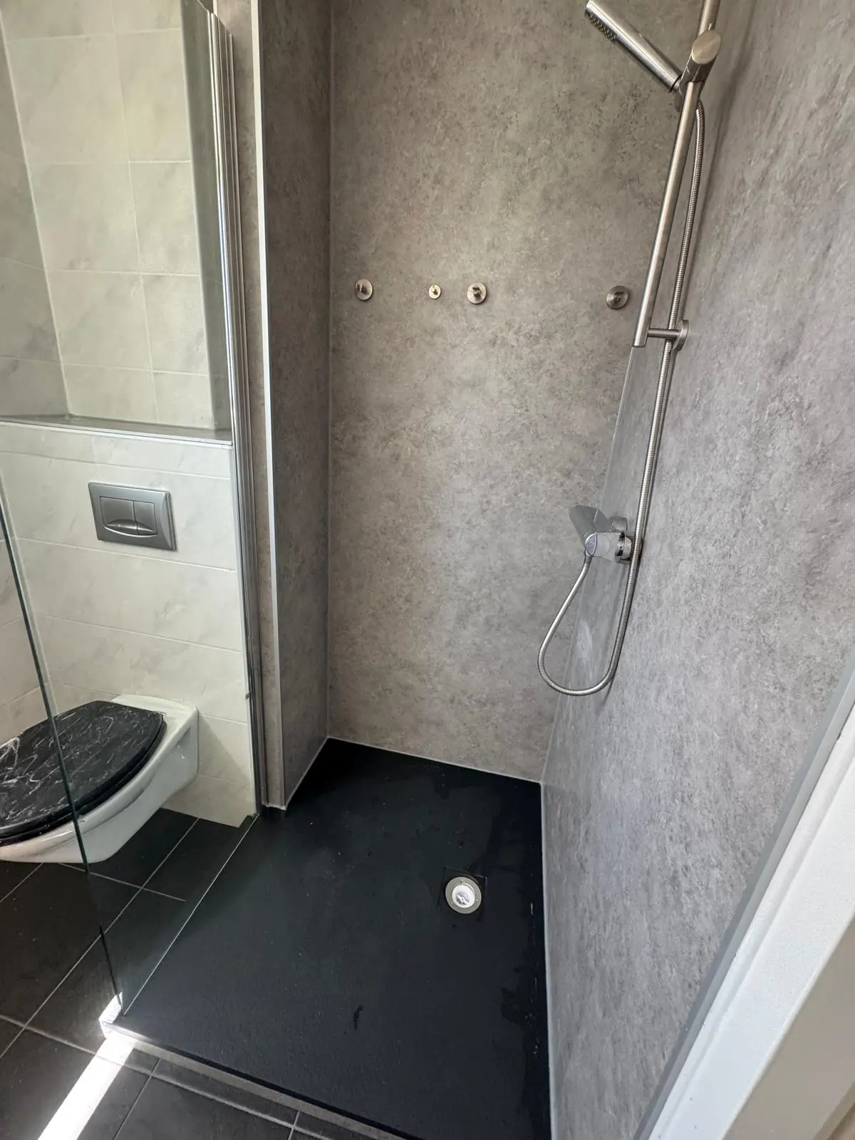 Marmerlook badkamer na renovatie