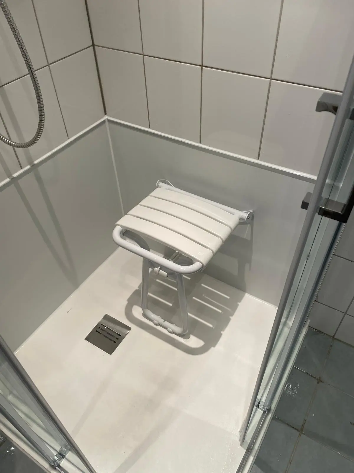 Marmerlook badkamer na renovatie