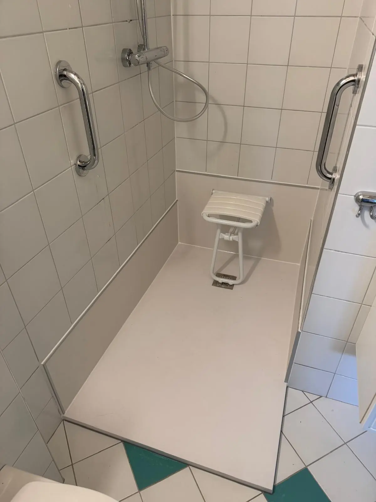 Marmerlook badkamer na renovatie