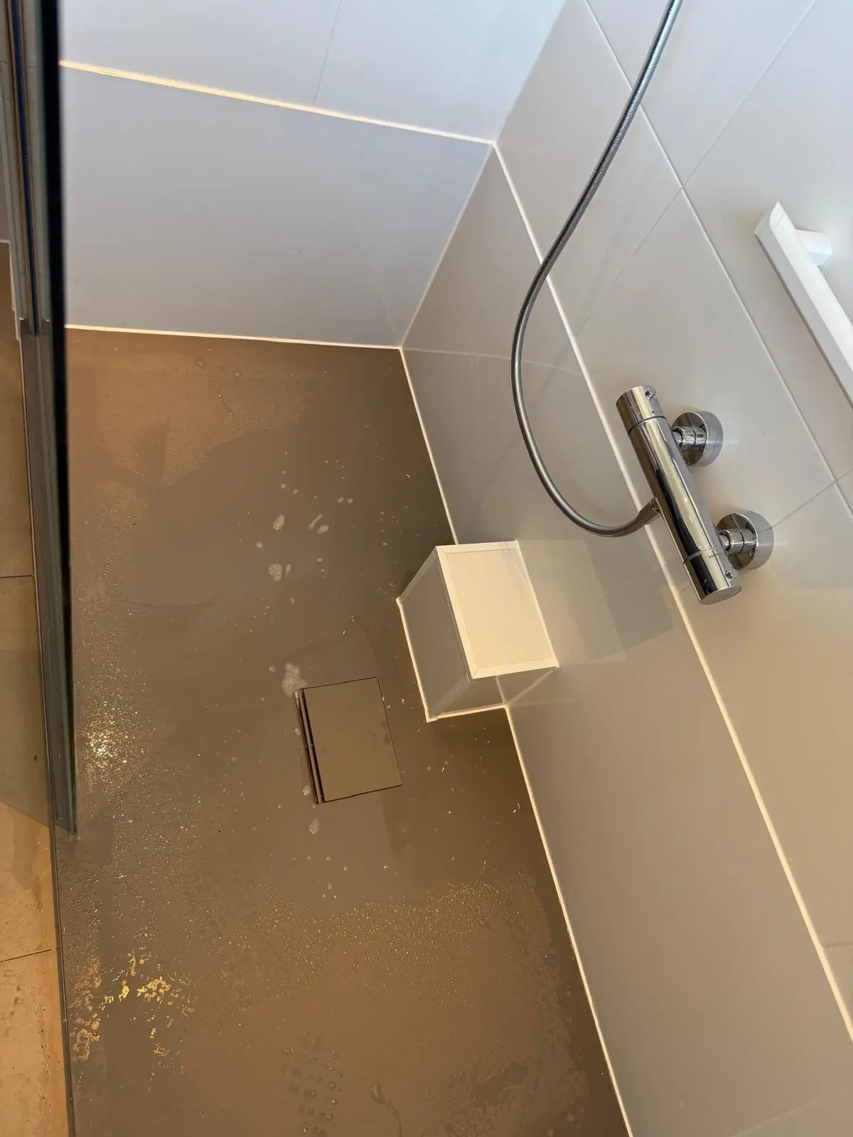 Marmerlook badkamer na renovatie