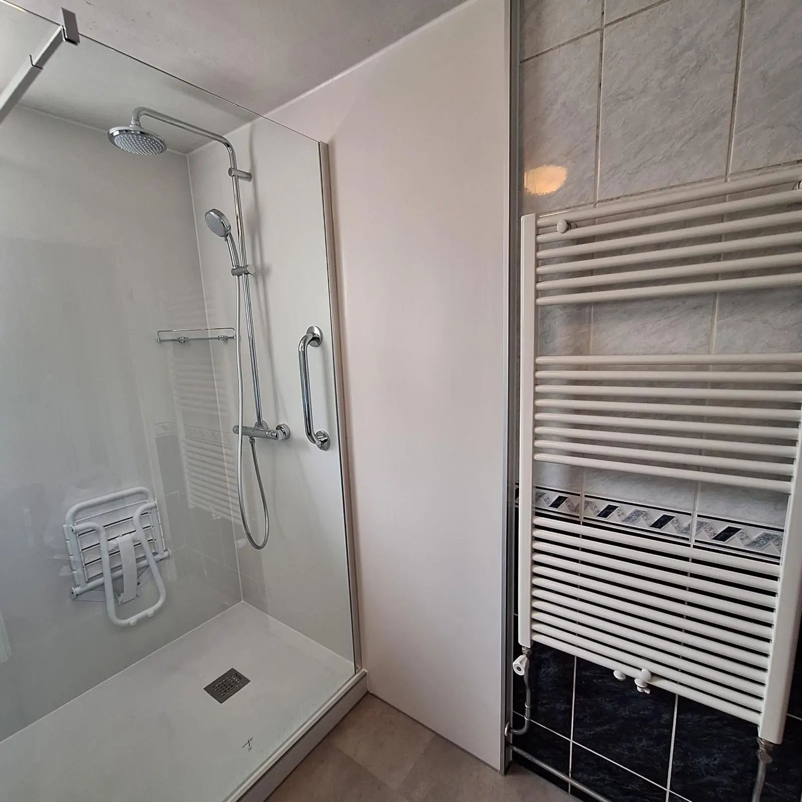 Marmerlook badkamer na renovatie