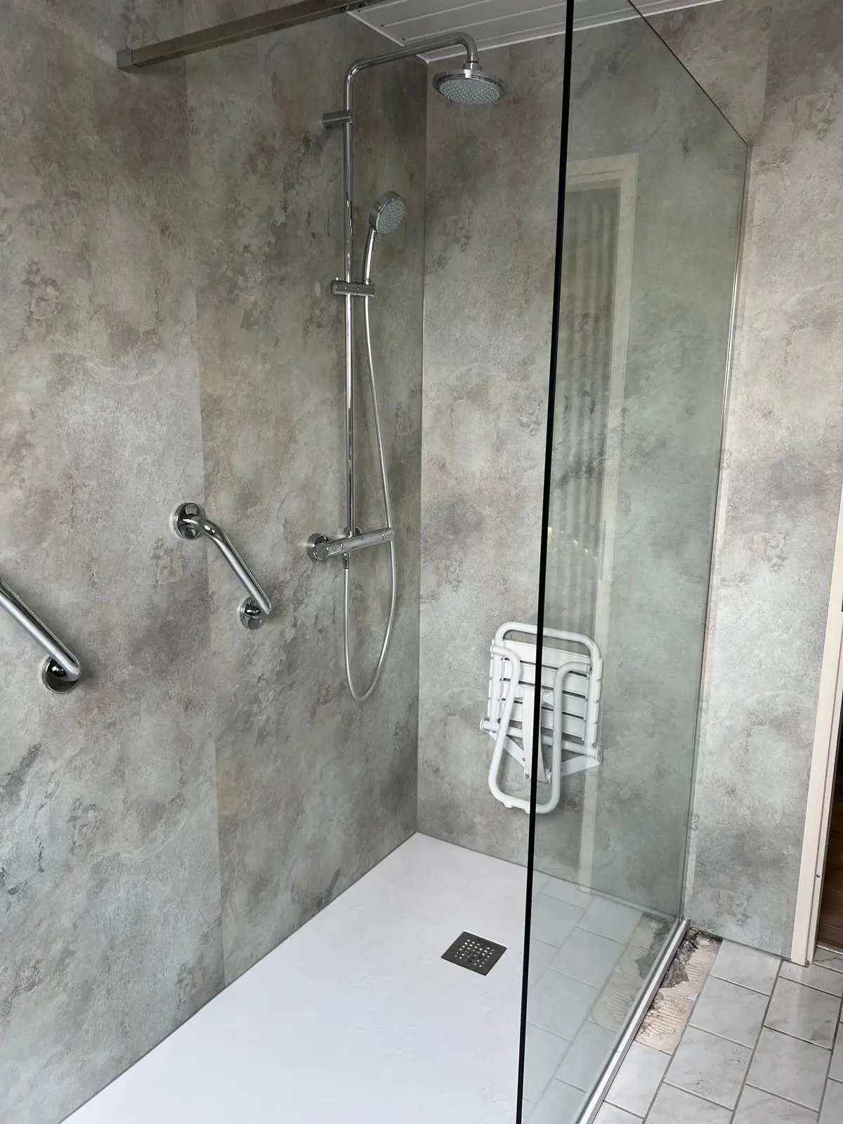 Marmerlook badkamer na renovatie