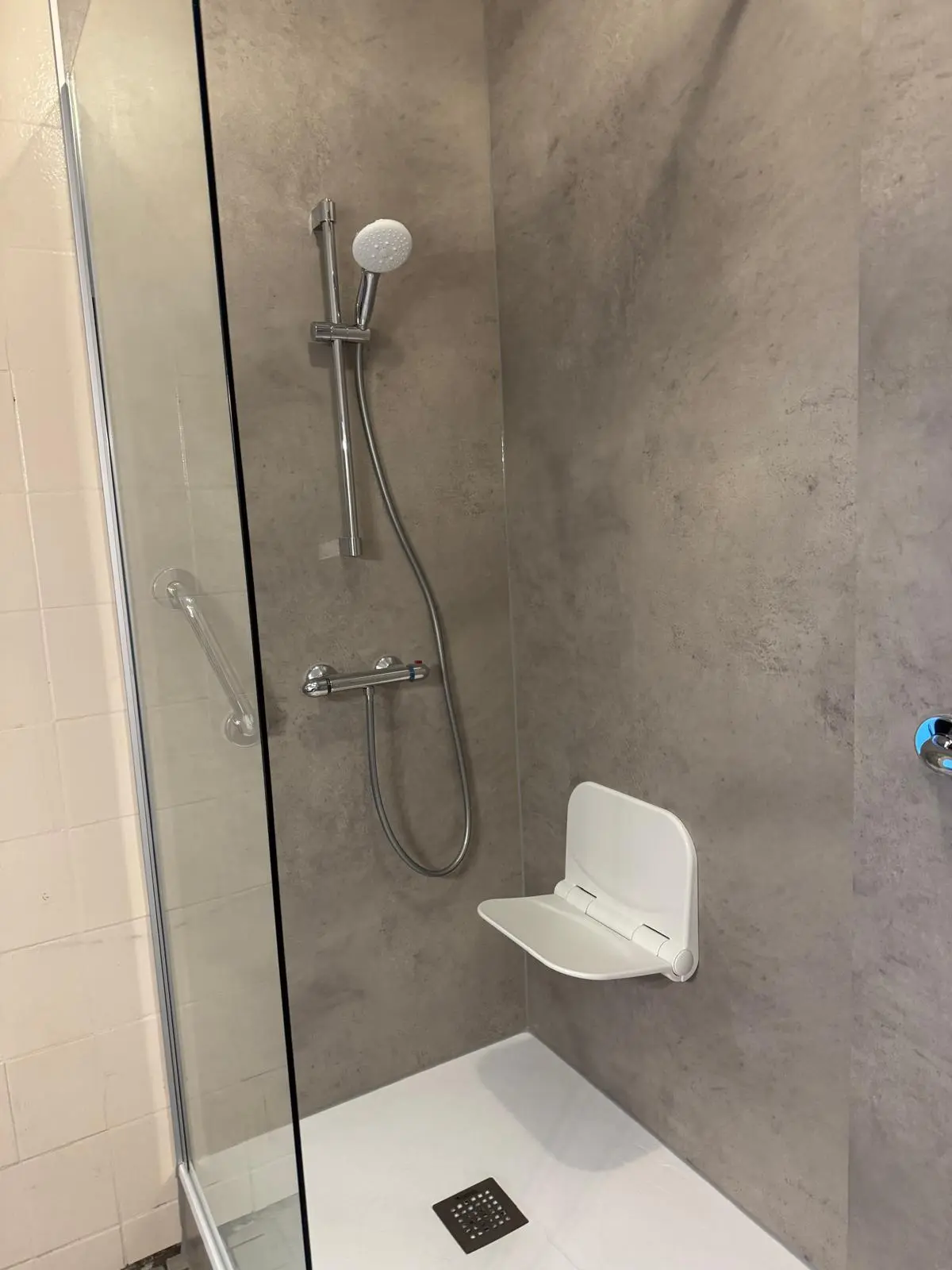 Marmerlook badkamer na renovatie