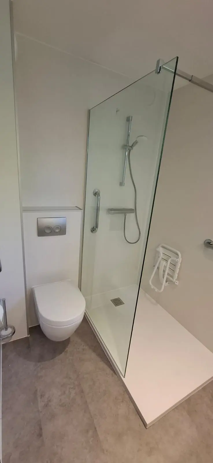 Marmerlook badkamer na renovatie