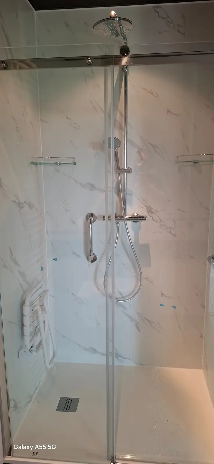 Marmerlook badkamer na renovatie