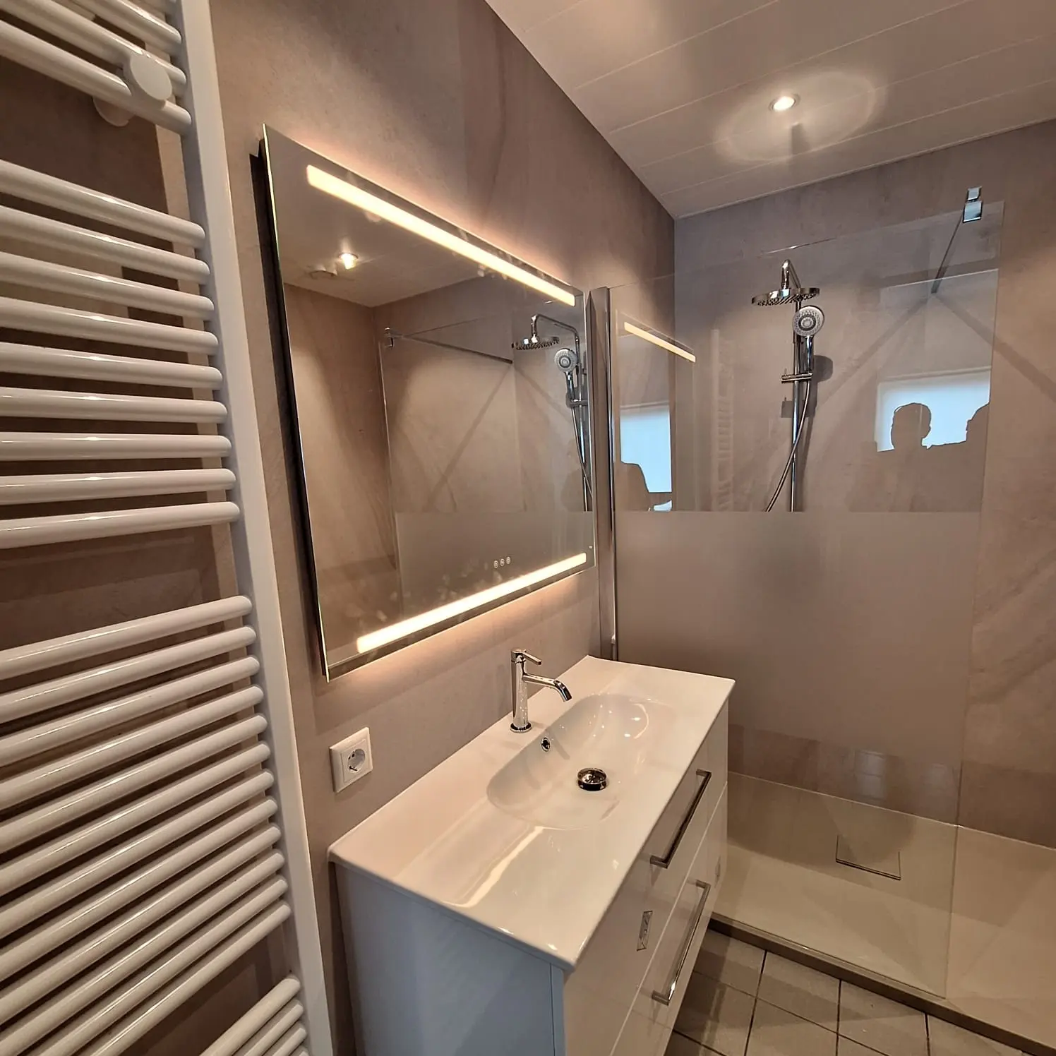 Marmerlook badkamer na renovatie