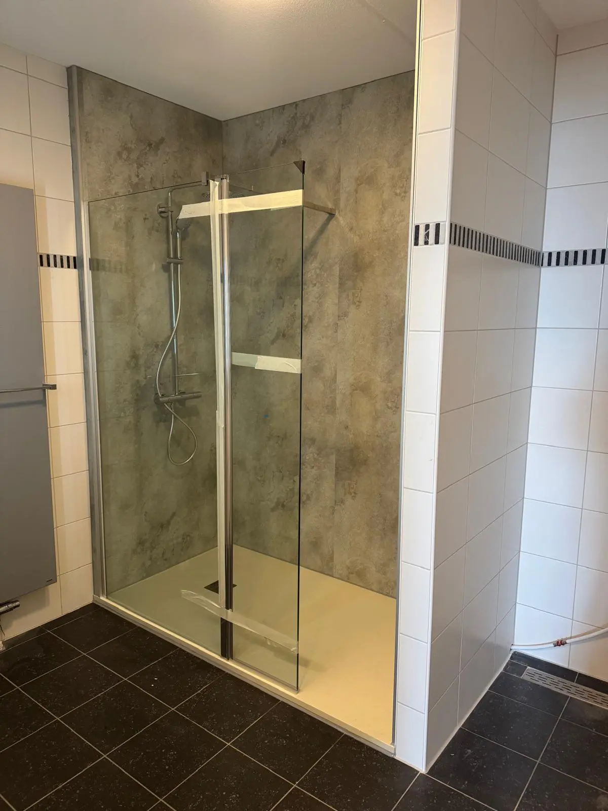 Marmerlook badkamer na renovatie