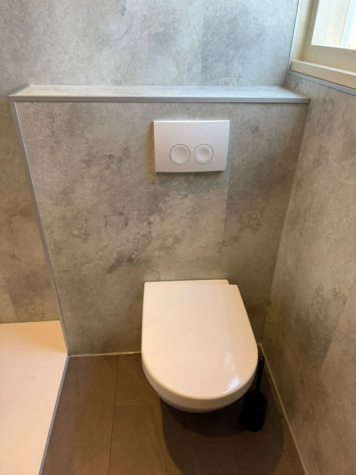 Marmerlook badkamer na renovatie