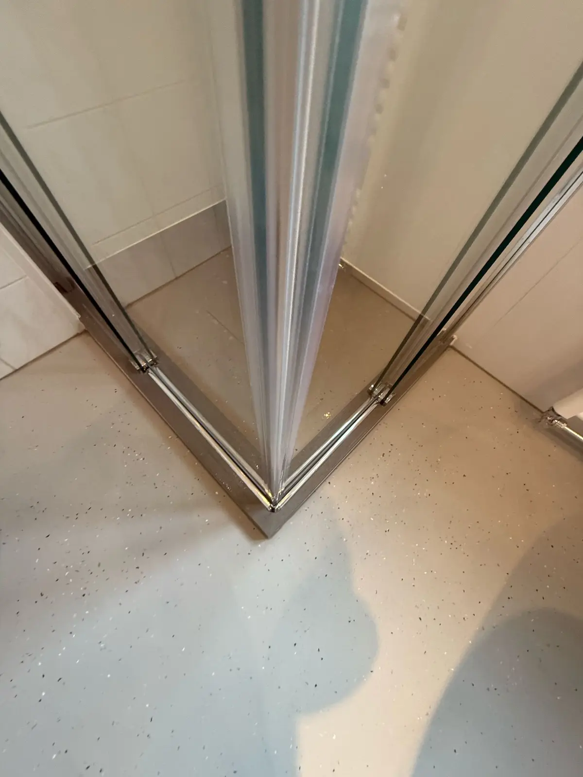 Marmerlook badkamer na renovatie