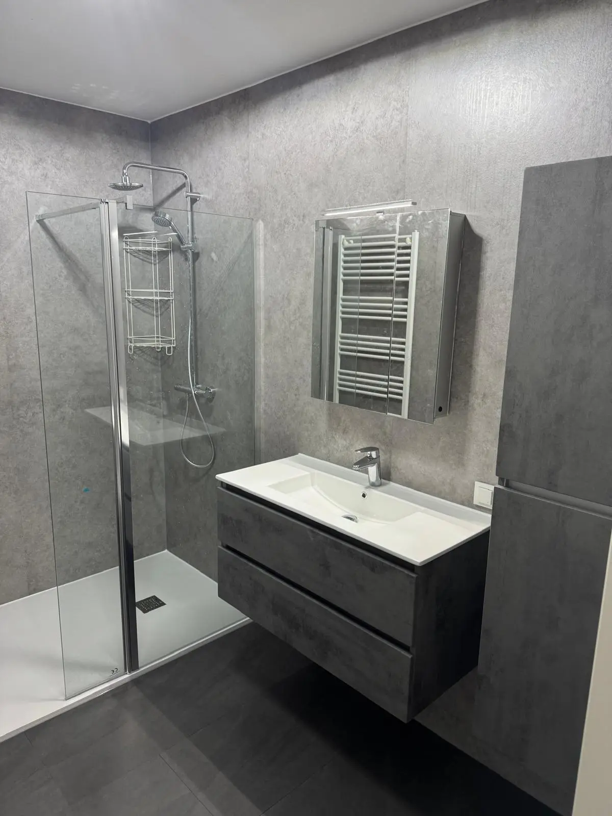 Marmerlook badkamer na renovatie