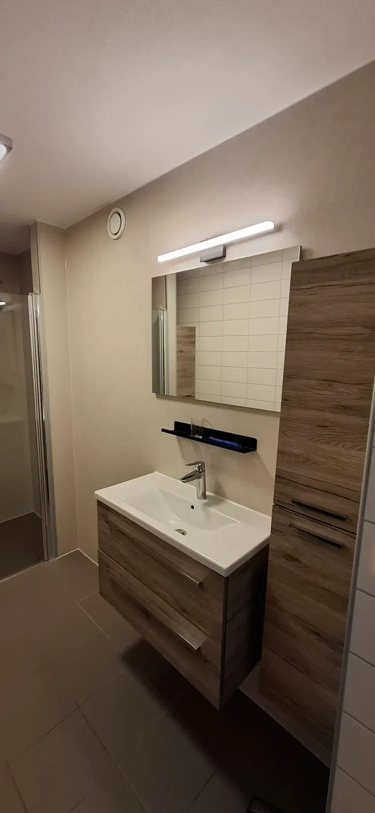 Marmerlook badkamer na renovatie
