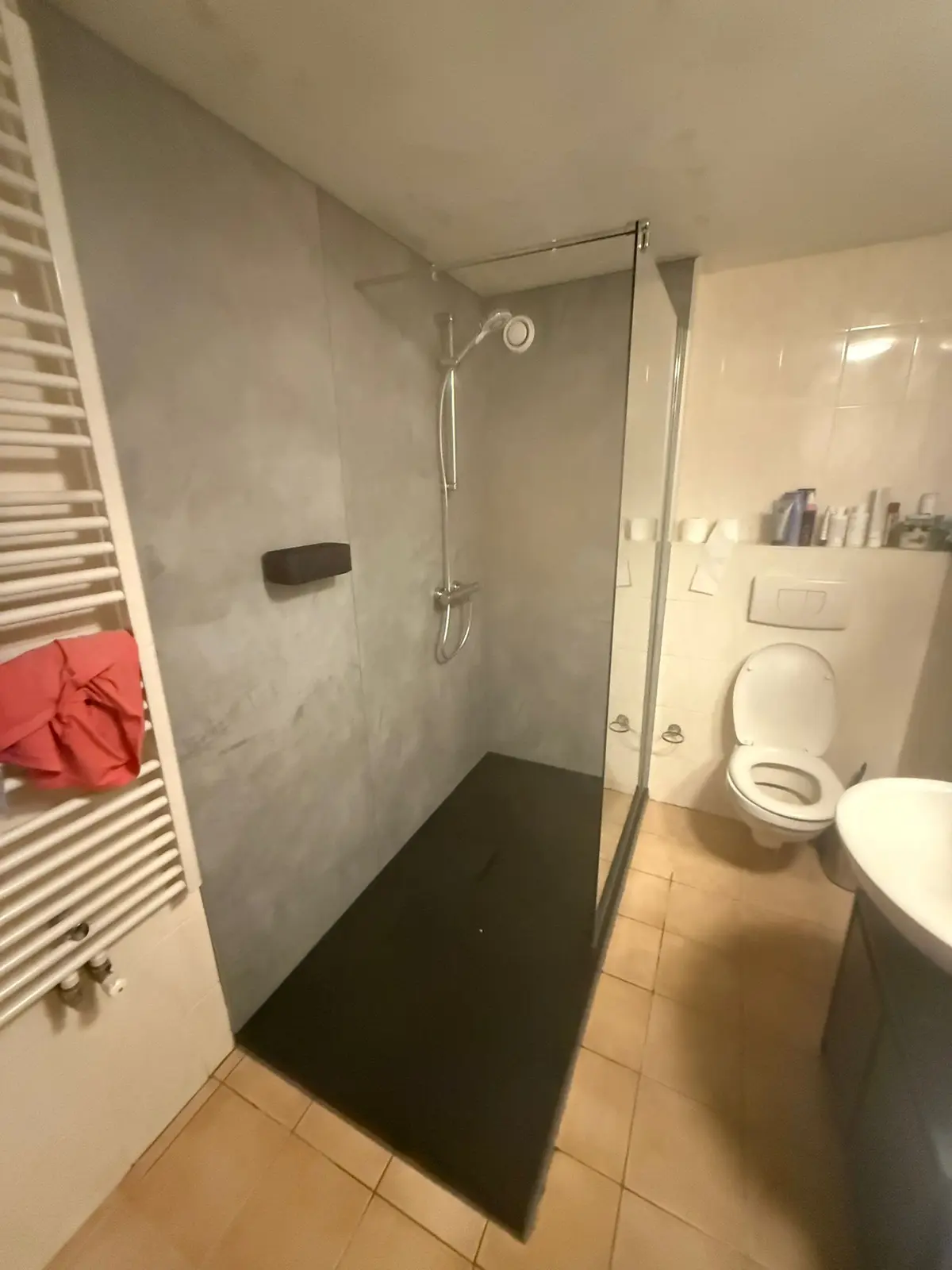 Marmerlook badkamer na renovatie