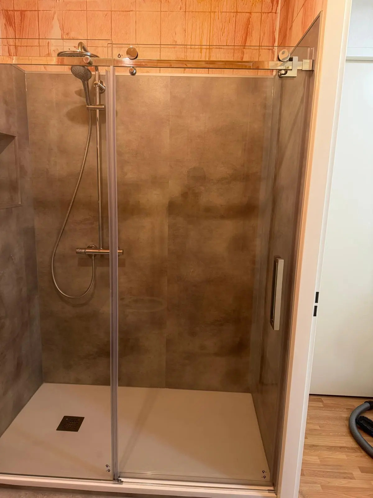 Marmerlook badkamer na renovatie